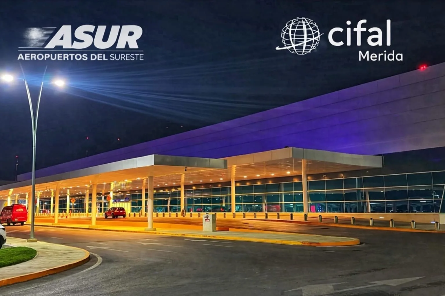 SE ILUMINA DE MORADO EL AEROPUERTO DE MÉRIDA