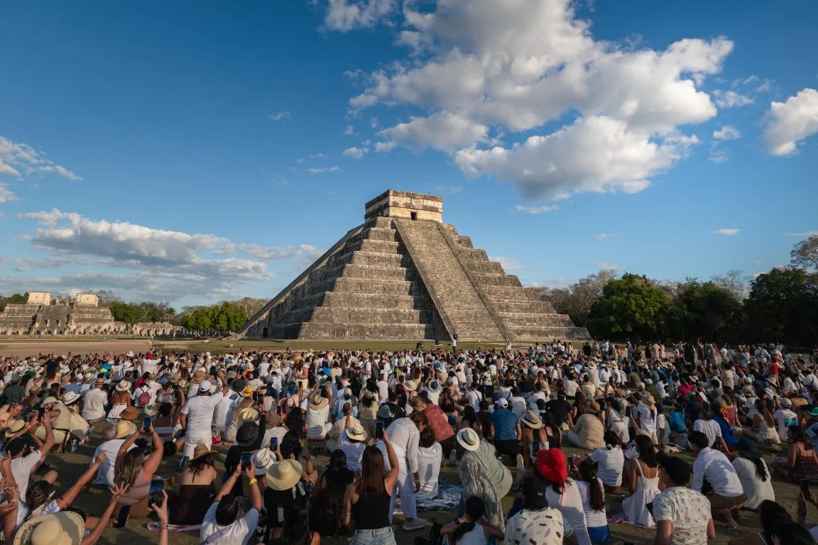 MILES DE PERSONAS EN EL DESCENSO DE KUKULCÁN EN CHICHEN ITZÁ