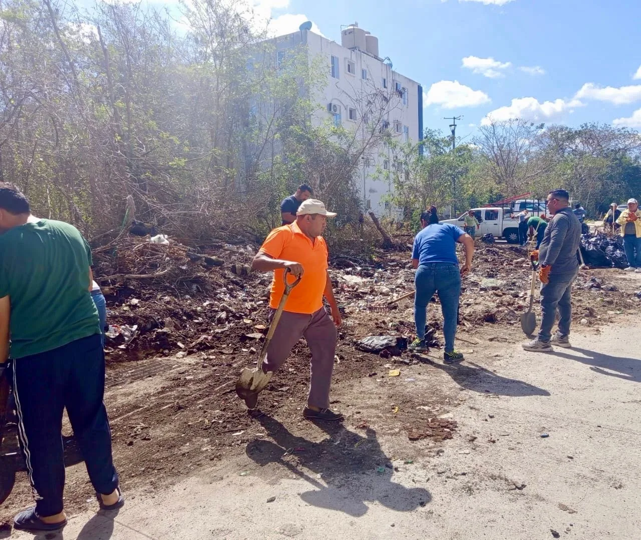 RETIRAN TONELADAS DE BASURA EN KANASÍN
