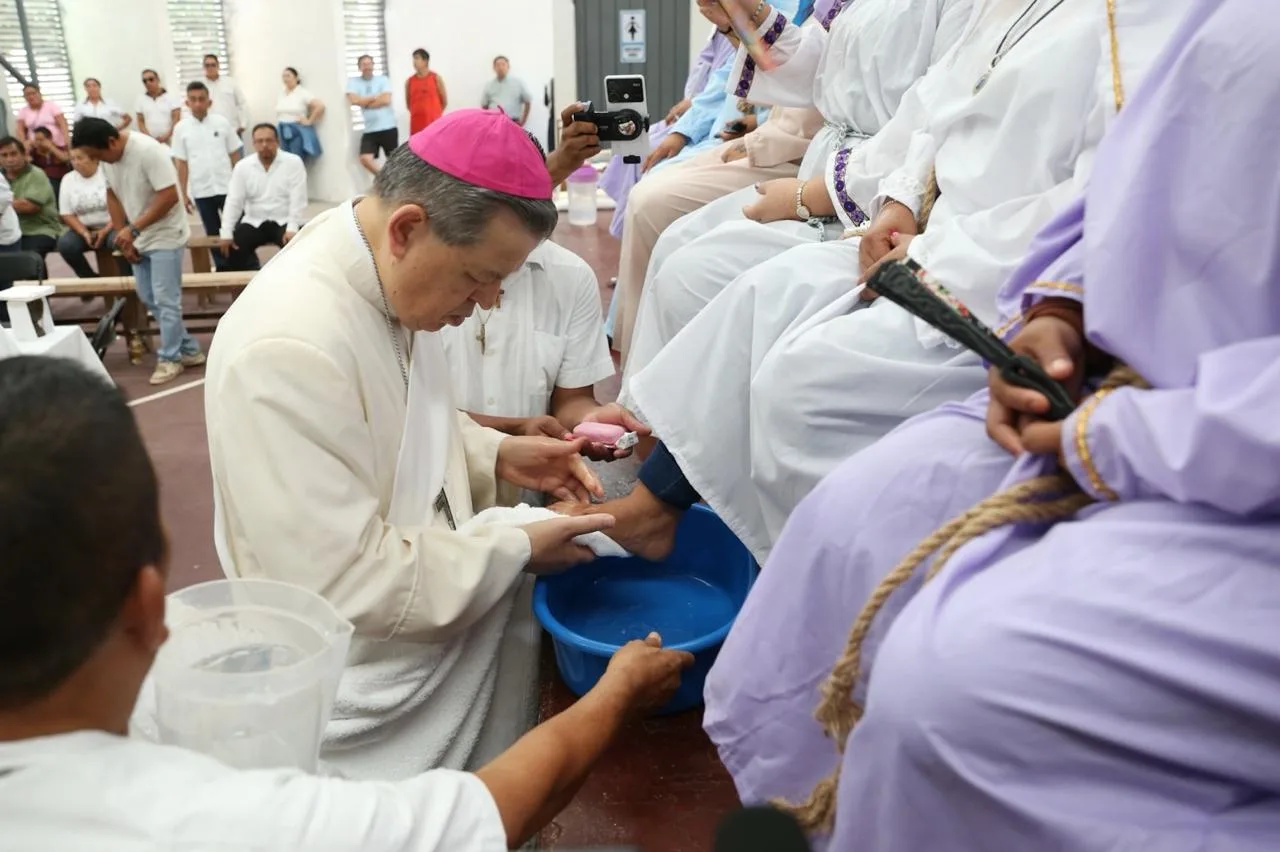 LAVAN LOS PIES A PRESOS DEL CERESO DE MÉRIDA