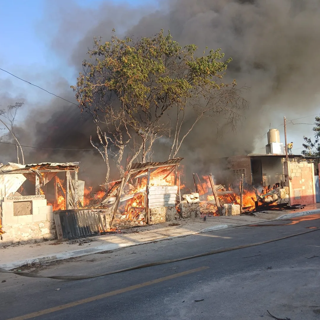 INCENDIO AFECTA SIETE VIVIENDAS EN SAN LUIS SUR, DZUNUNCÁN