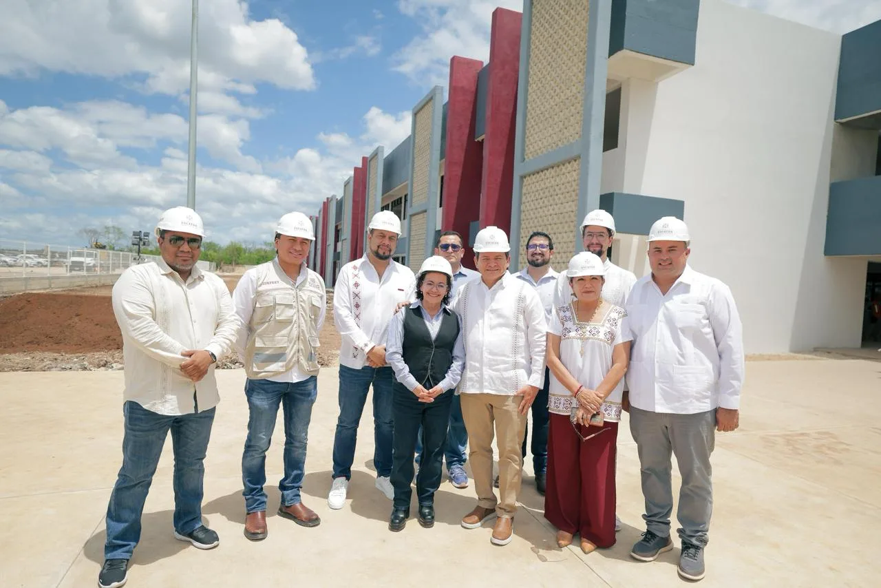 SUPERVISAN AVANCES FINALES DE LA UNIVERSIDAD ROSARIO CASTELLANOS EN KANASÍN