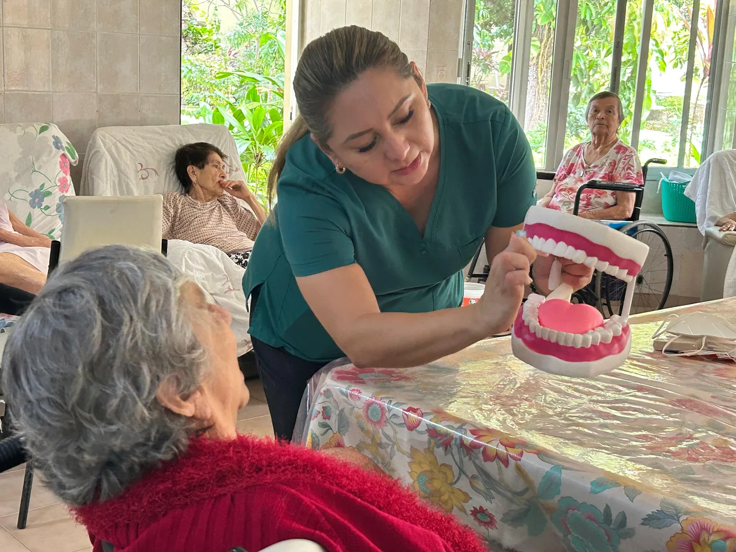 REFUERZAN CUIDADO BUCAL DE  ADULTOS MAYORES EN CASAS HOGARES Y ASILOS