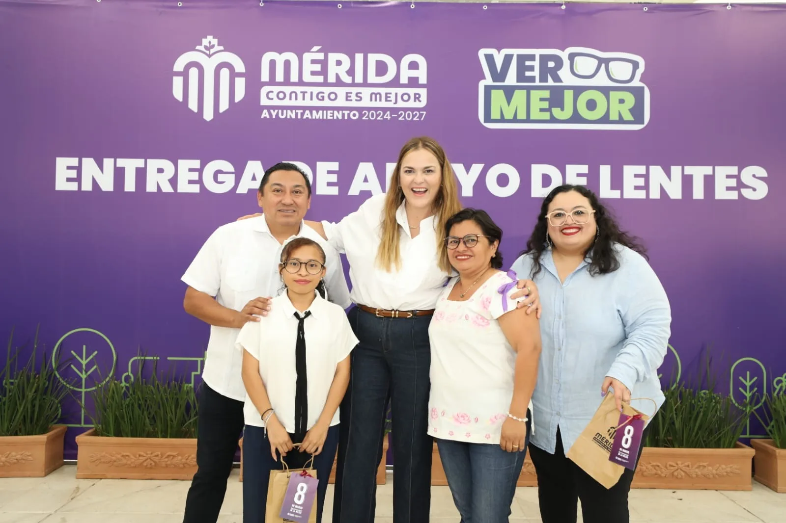 MÁS DE OCHO MIL FAMILIAS CON LENTES GRATIS