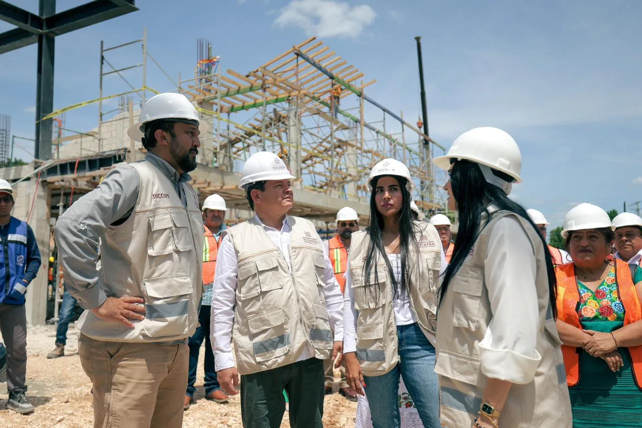 AVANZA CONSTRUCCIÓN DEL CENTRO RENANCIMIENTO EN IZAMAL