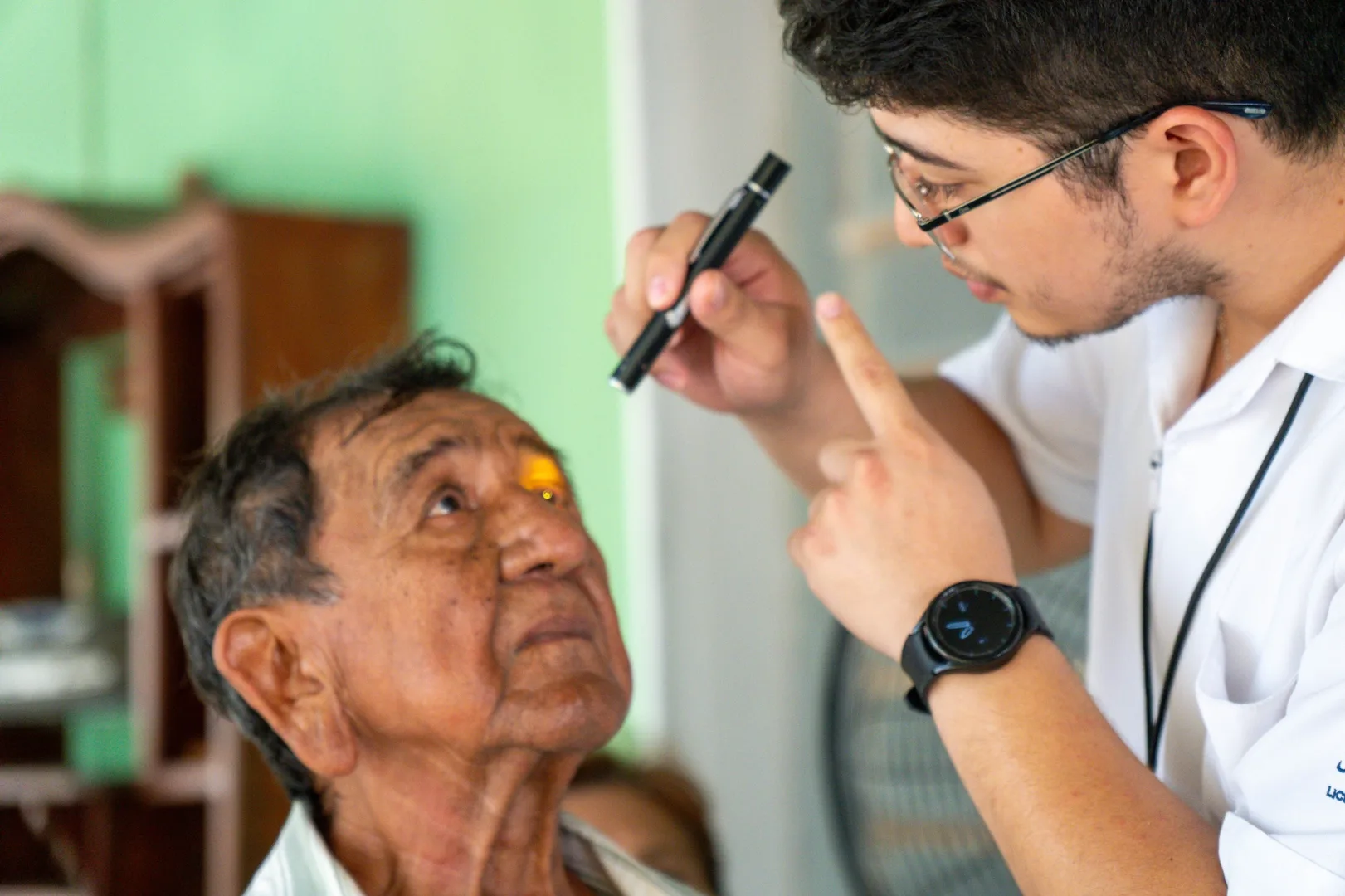 ATIENDEN SALUD VISUAL DE PERSONAS MAYORES