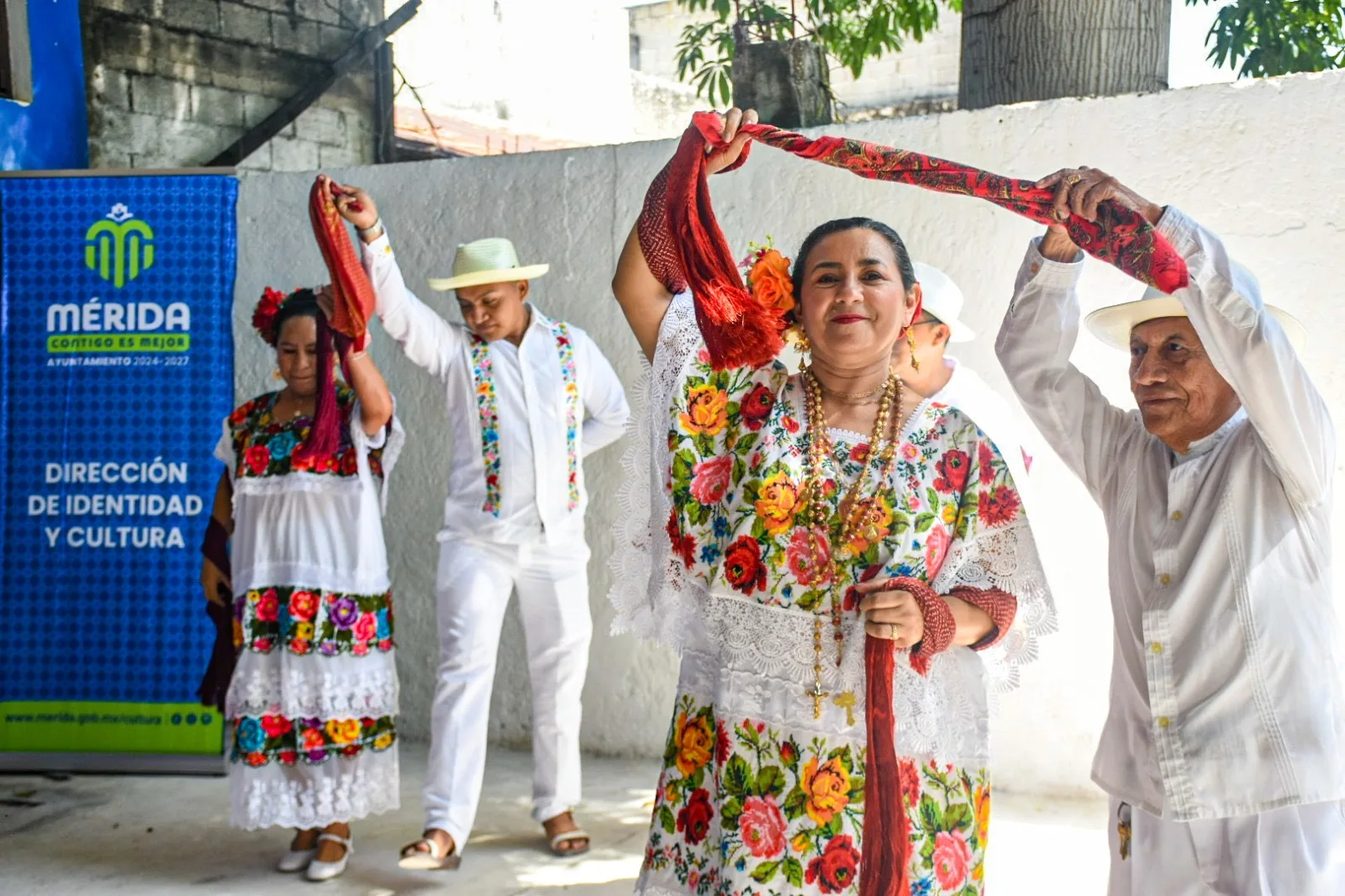 MAS DE CUATRO DECADAS REVITALIZANDO EL IDIOMA MATERNO