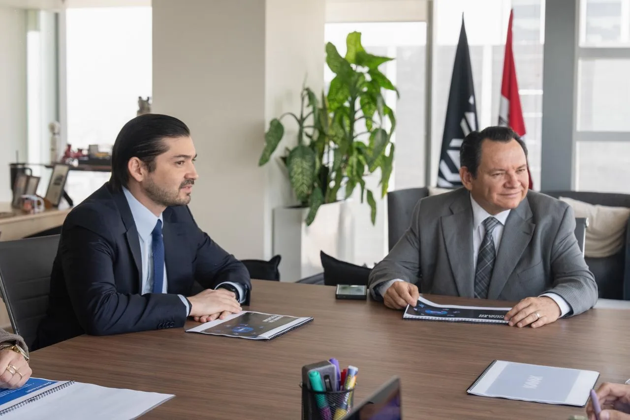 SE REÚNE EL GOBERNADOR DÍAZ MENA CON DIRECTIVOS DE KAVAK