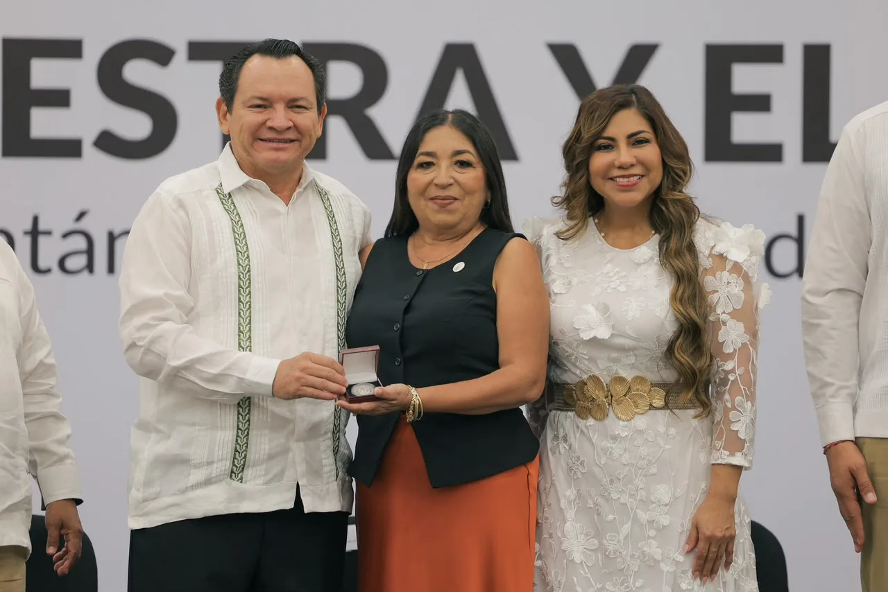RECONOCEN A DOCENTES POR DÉCADAS DE LABOR EDUCATIVA