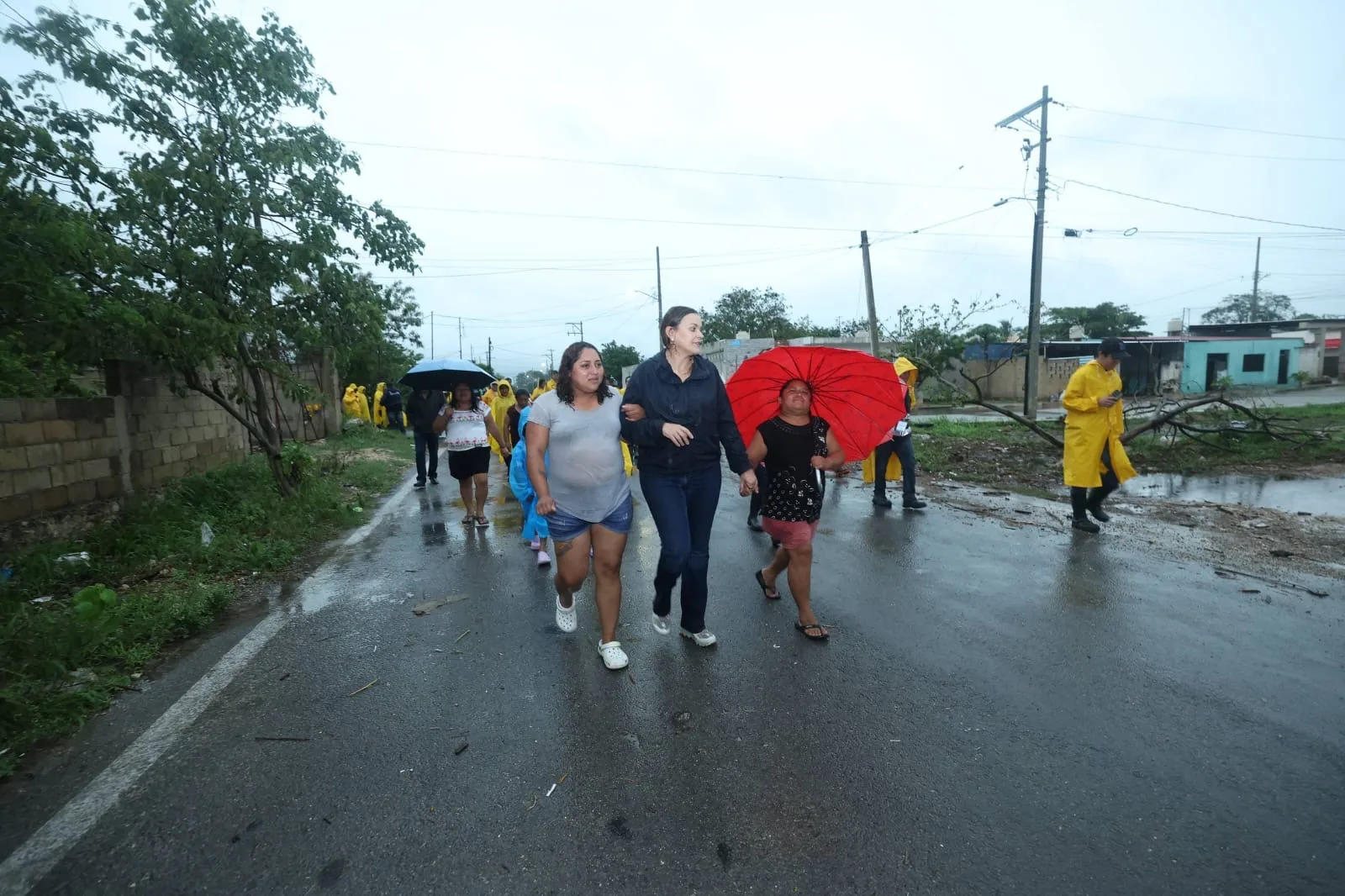 RECORREN ASENTAMIENTOS DEL SUR DE MÉRIDA PARA ATENDER SUS NECESIDADES TRAS LA LLUVIA