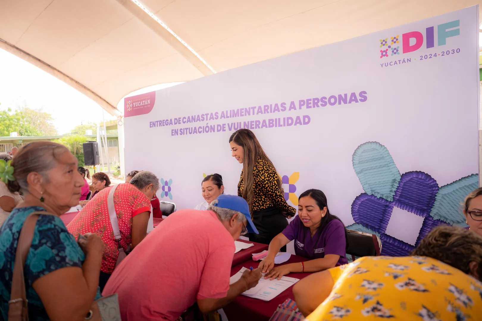 ACERCAN APOYO ALIMENTARIO Y ECONÓMICO A FAMILIAS QUE MÁS LO NECESITAN