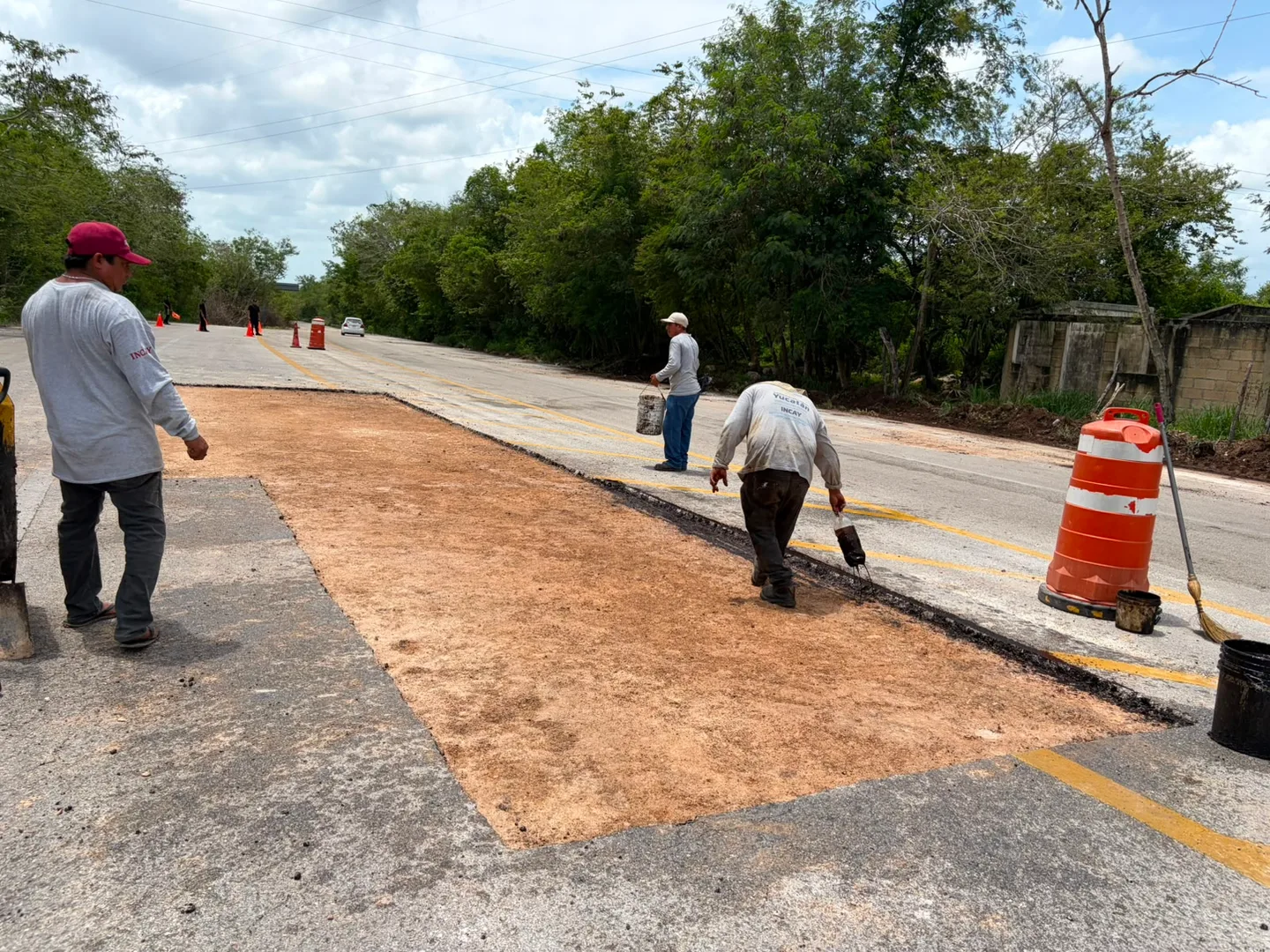 CONTINÚAN TRABAJOS DE ATENCIÓN EN CARRETERA MAXCANÚ - MUNA