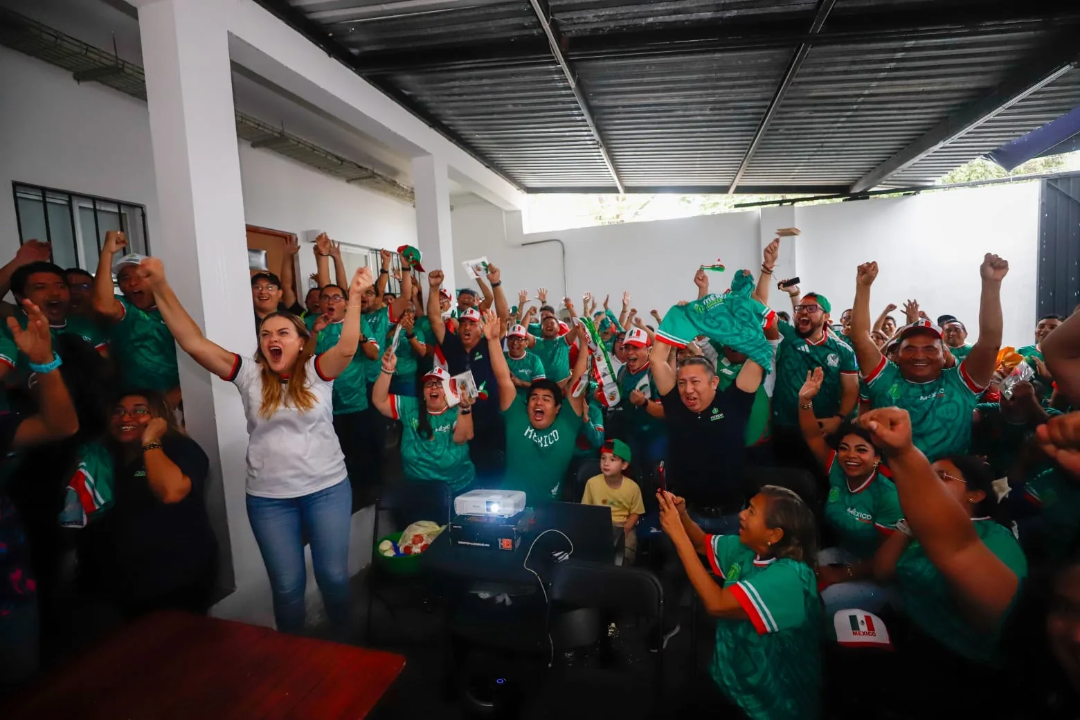 CECILIA PATRÓN COMPARTE PARTIDO DEL MUNDIAL CON COLABORADORES