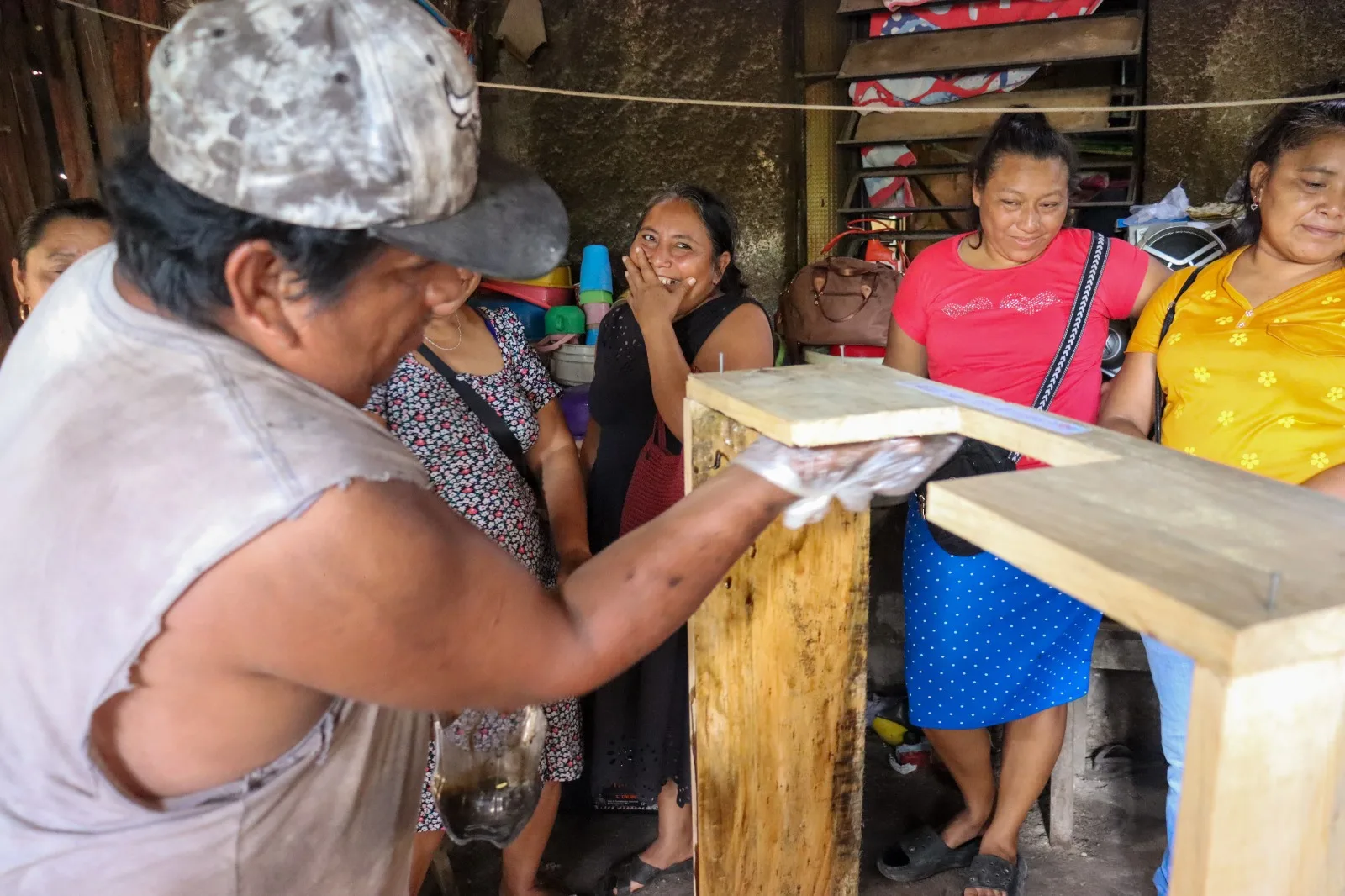 FAMILIAS DE COMUNIDADES APRENDEN A CONSTRUIR FOGOBES ALTO