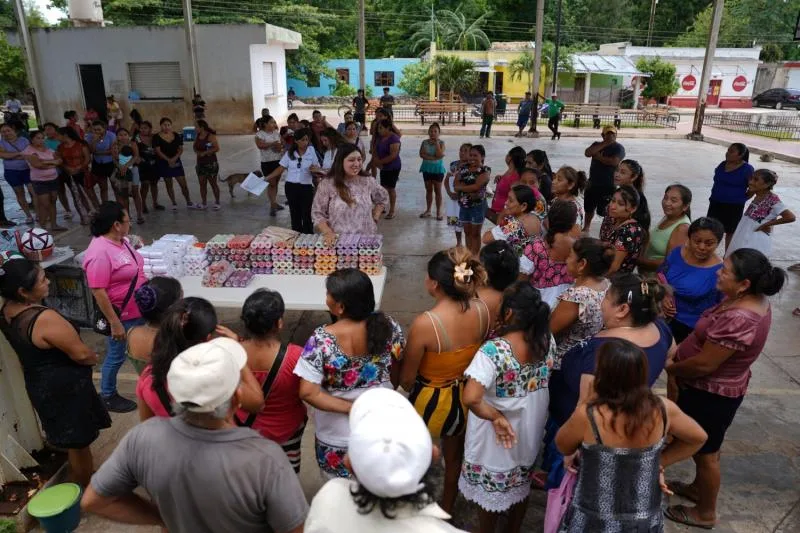 ENTREGAN APOYO A FAMILIAS DE TIXCACALCUPUL
