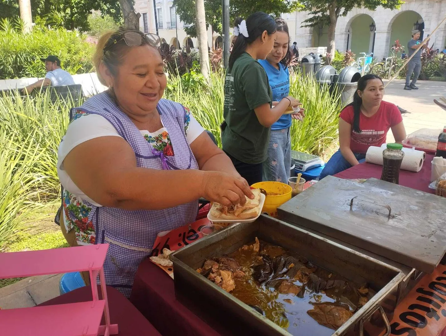 TALENTO DE ARTESANOS EN LA PLAZA GRANDE
