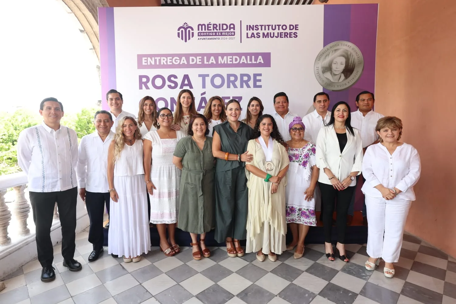 MEDALLA, ROSA TORRE, A LILIANA HERNÁNDEZ