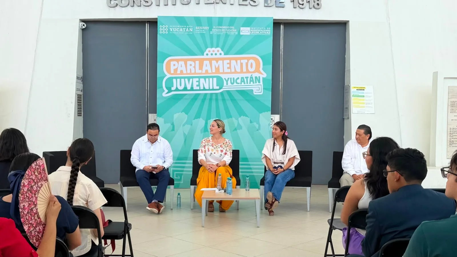 JÓVENES SE REUNEN CON LEGISLADORA DE MORENA