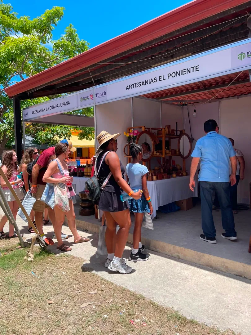 VIAJEROS DE CRUCEROS LLEGAN A LA FERIA TUNICH