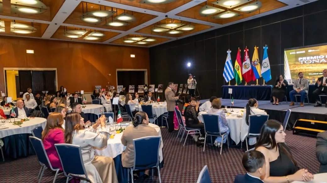 PREMIO INTERNACIONAL TONANZIN PARA DIRECTOR DEL DIF MÉRIDA