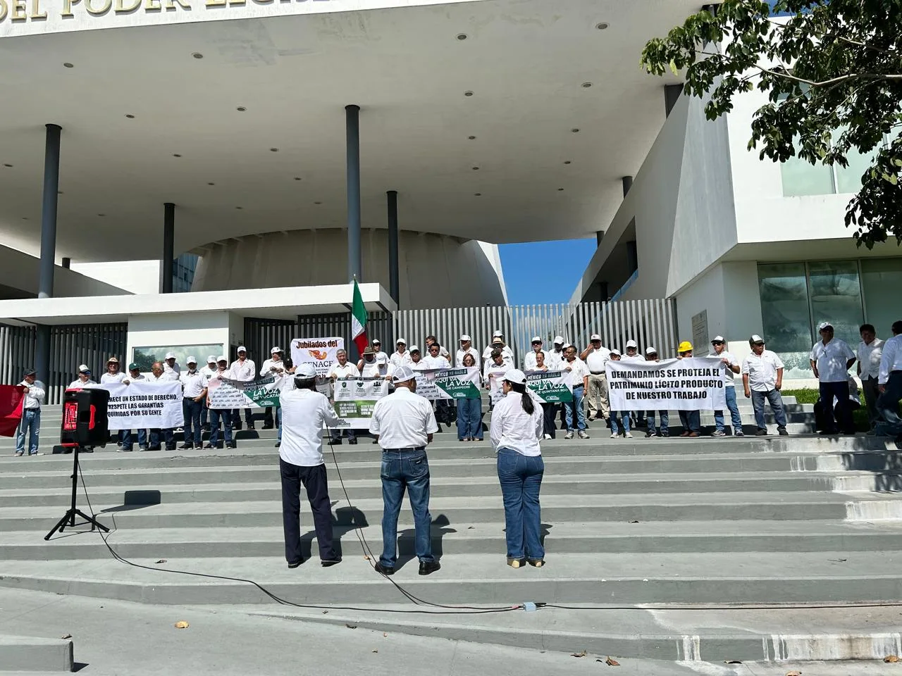 JUBILADOS Y PENSIONADOS DE PEMEX Y CFE EXPONEN AL CONGRESO DE YUCATÁN