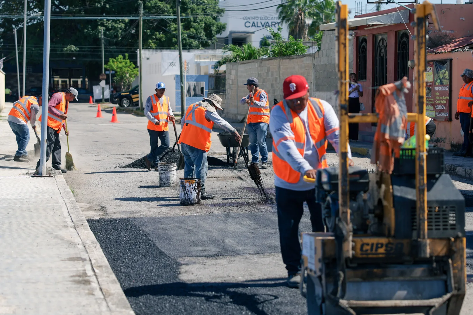 ATIENDEN CALLES EN EL FRACCIONAMIENTO LIMONES