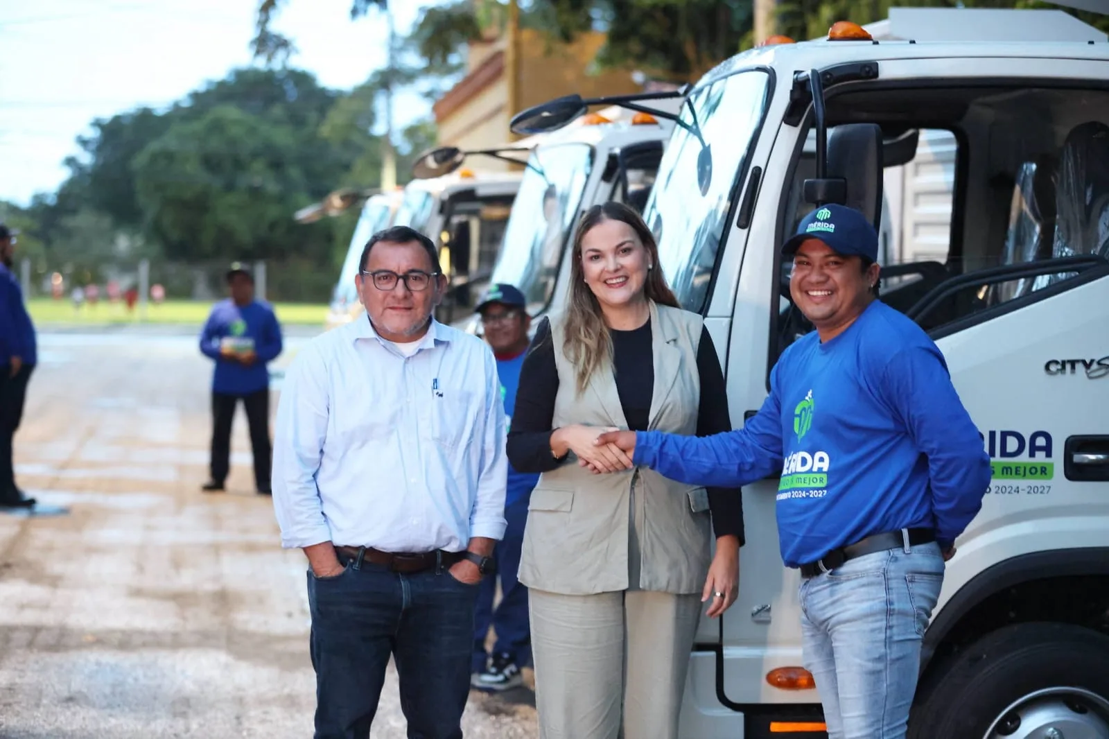 REFUERZAN OBRAS PÚBLICAS CON 4 CAMIONES DE VOLTEO