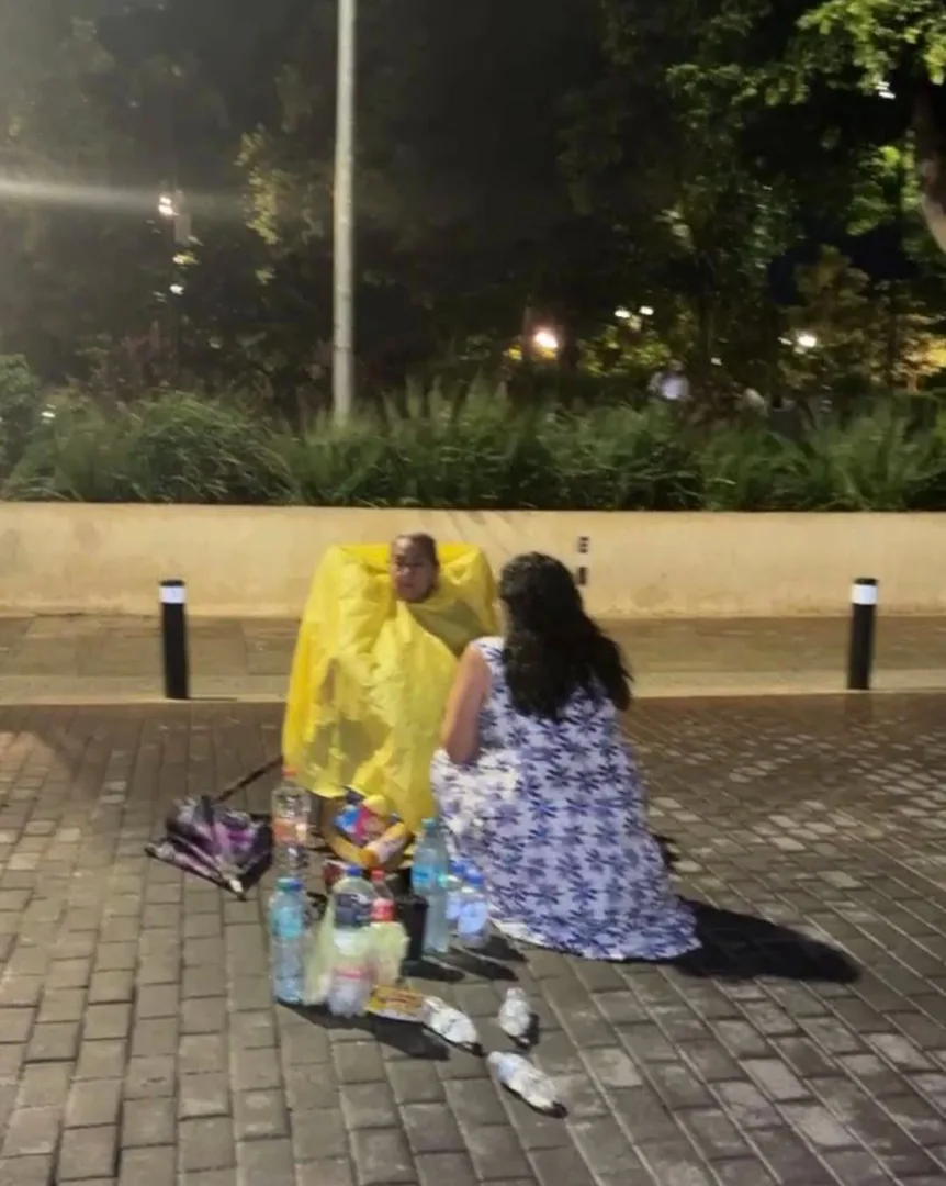 ATIENDEN A DOÑA JOSEFINA TRAS HORAS FRENTE A PALACIO ESTATAL