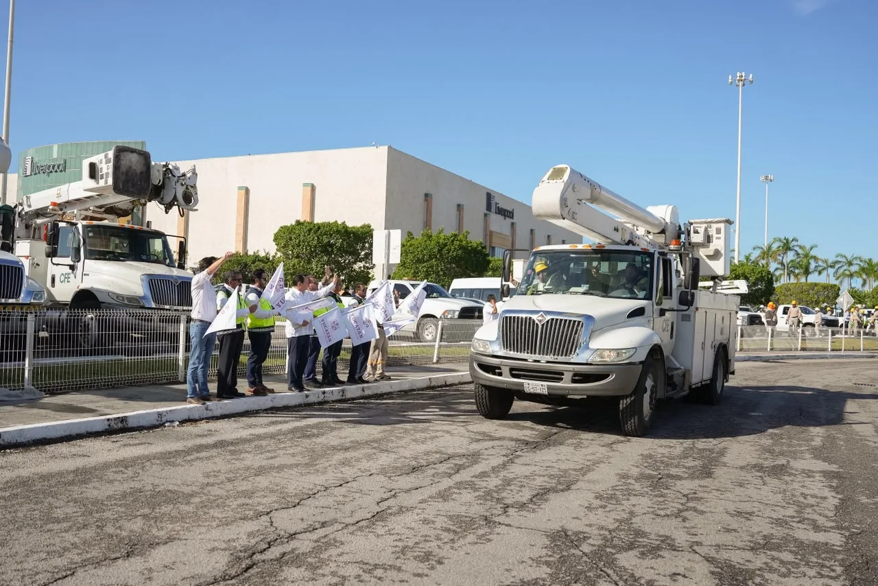 LLEGAN ESPECIALISTAS DE LA CFE PARA TRABAJR EN LA RED ELÉCTRICA