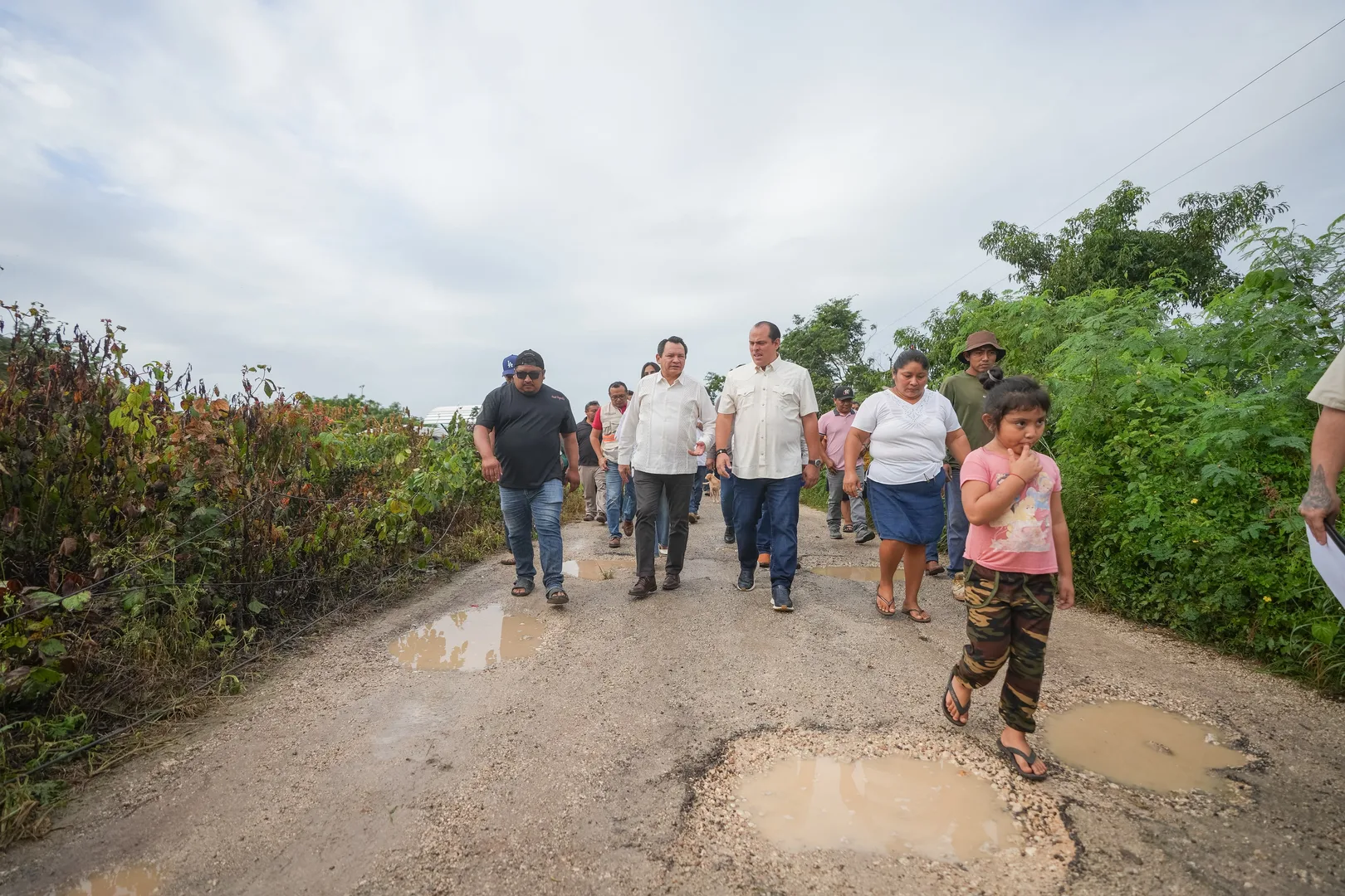 PEDIAN HACE TRES DECADAS SU CAMINO, EL GOBERNADOR HUACHO LES CUMPLE