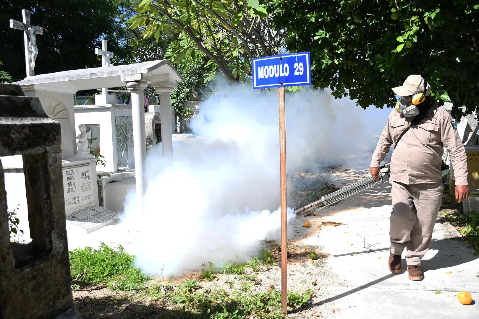 REFUERZAN FUMIGACIÓN EN PANTEONES POR DÍAS DE FIELES DIFUNTOS