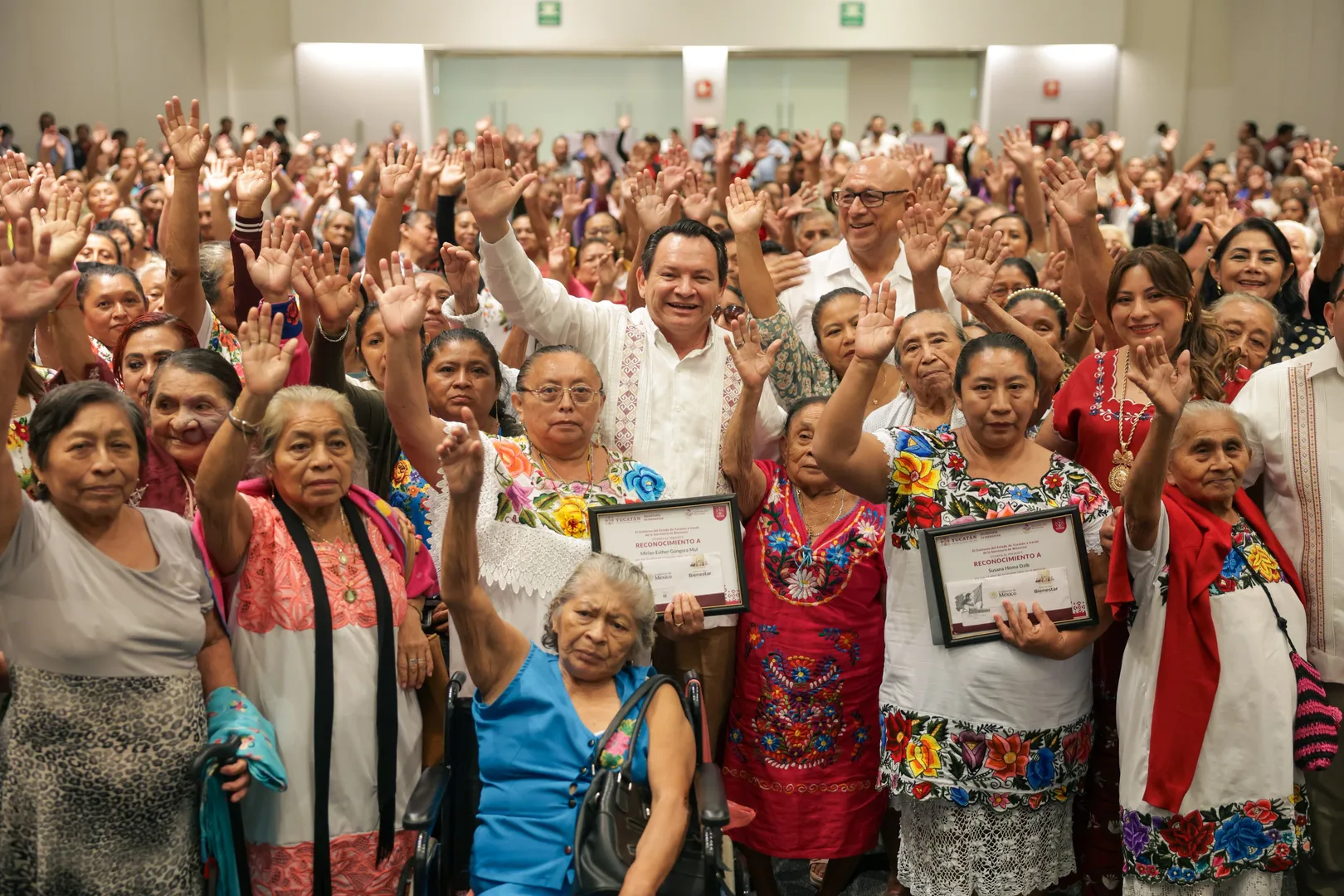 RECONOCEN A CIENTOS DE PARTERAS